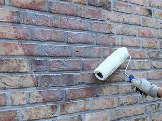 Fassadenschutz: Der Wirkstoff der CT 8 Imprägniercreme dringt tief in das Mauerwerk ein und ist dauerhaft wasserabweisend.