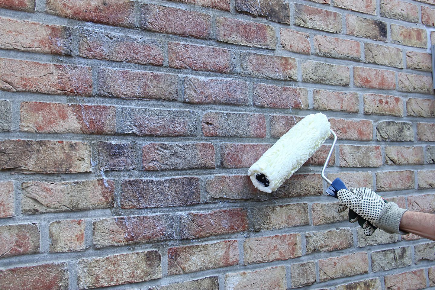 Fassadenschutz: Der Wirkstoff der CT 8 Imprägniercreme dringt tief in das Mauerwerk ein und ist dauerhaft wasserabweisend.