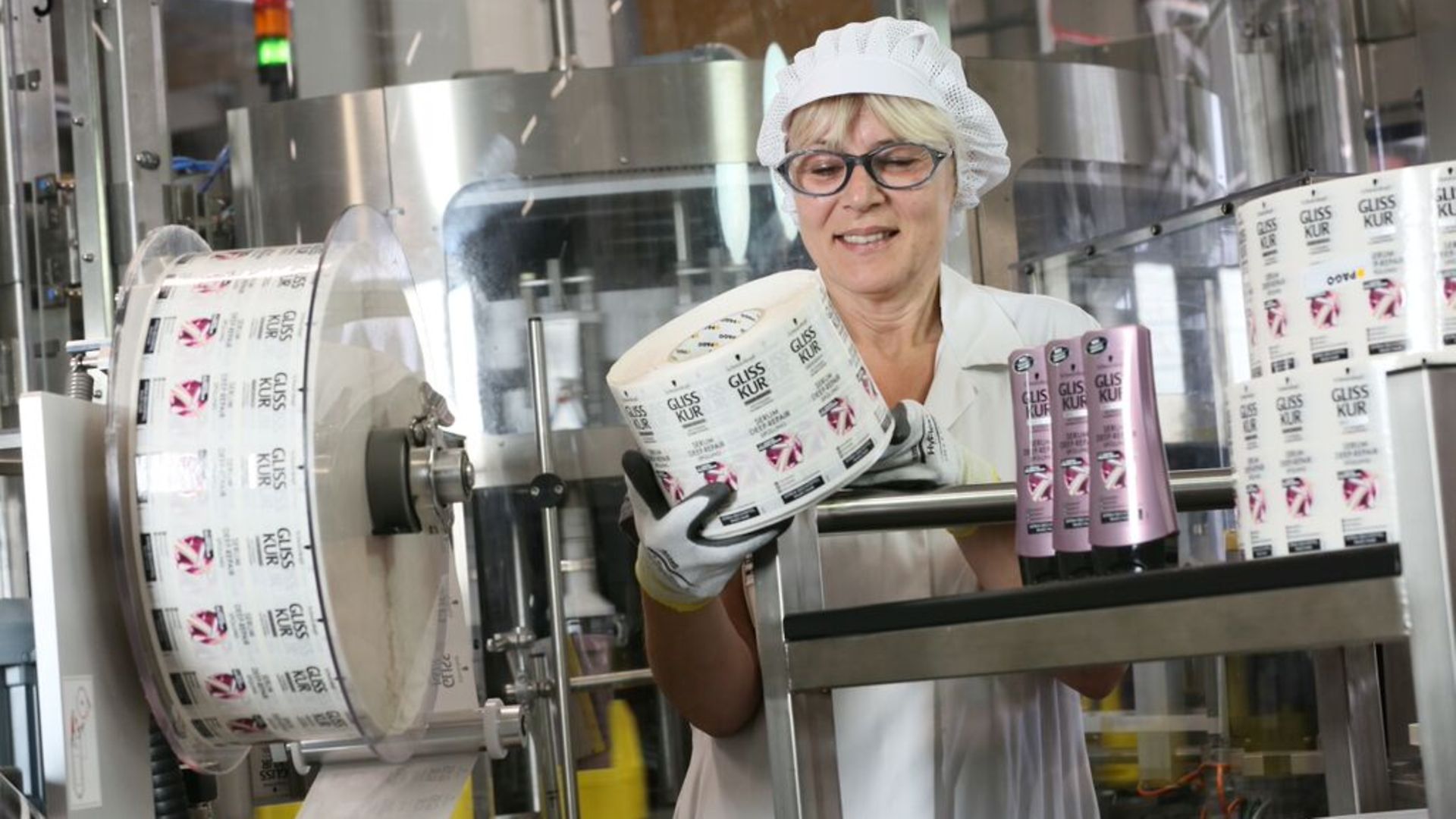 Schichtleiterin Martina Repscher kontrolliert die Qualität der Etiketten vor deren Verarbeitung