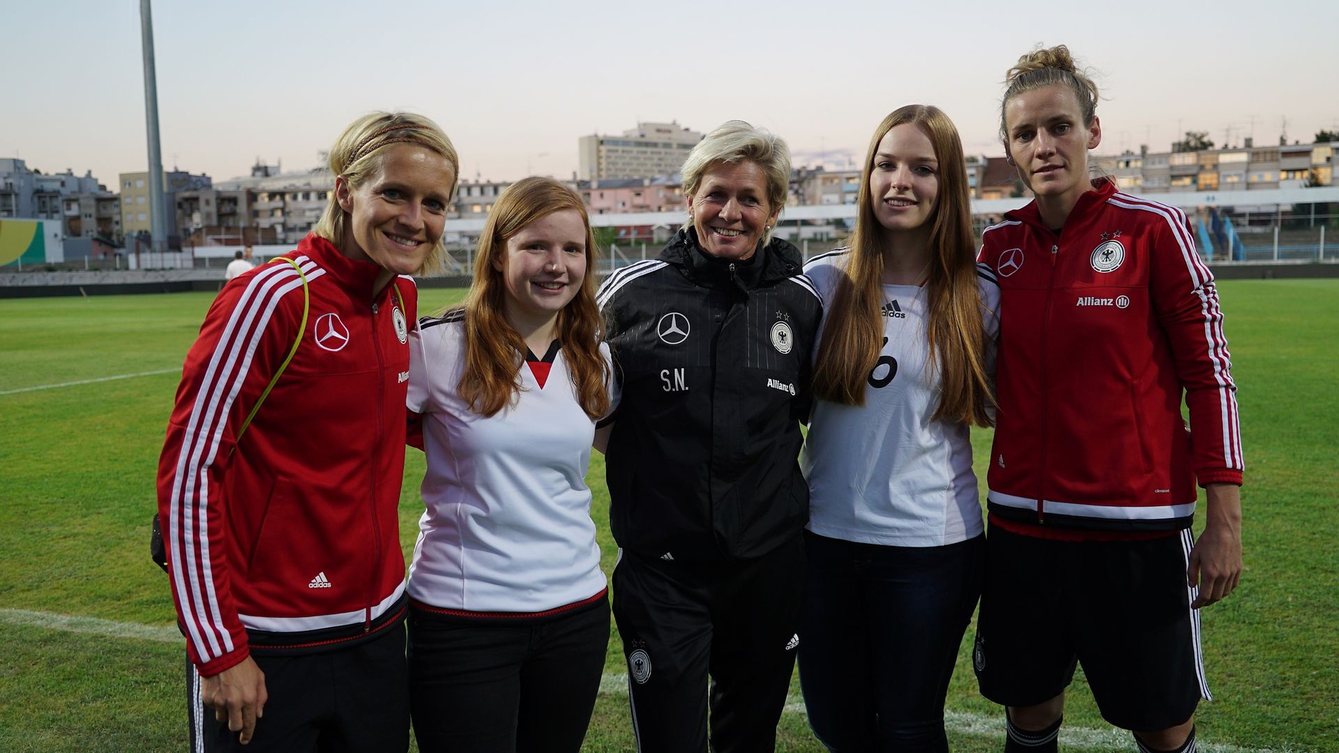 Simone Laudehr (rechts), Nationaltrainerin Silvia Neid (Mitte) und Abwehrspielerin Saskia Bartusiak (links) 