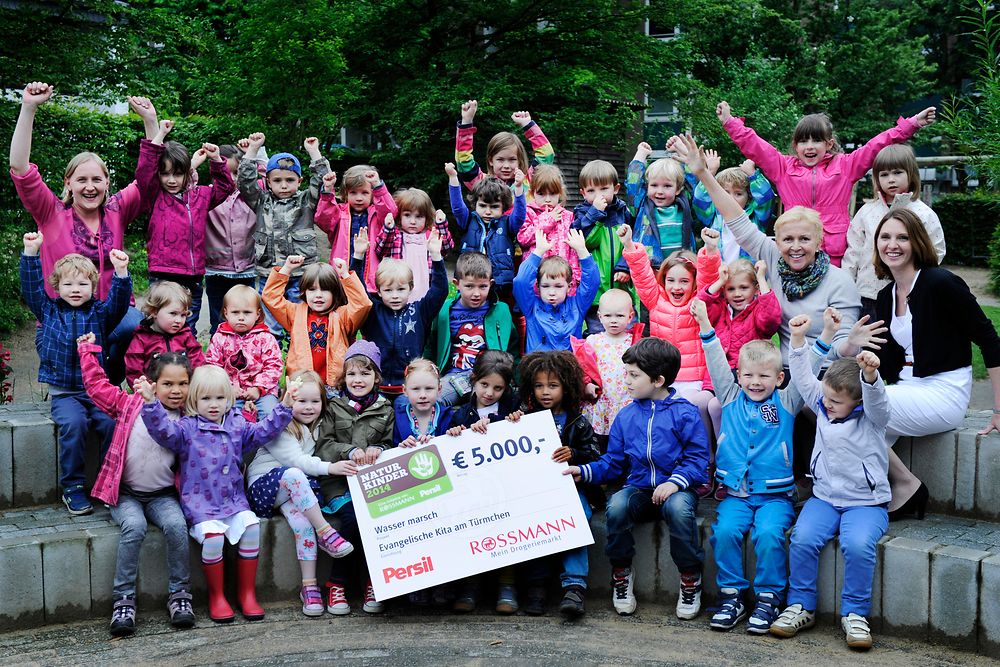 Die Kinder der Kita am Türmchen in Düsseldorf freuen sich über 5.000 Euro für eine neue Matschbahn.
