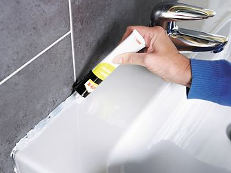 Schnell und effektiv macht der Pattex Silikon Entferner Schluss mit „Schmuddel-Fugen“