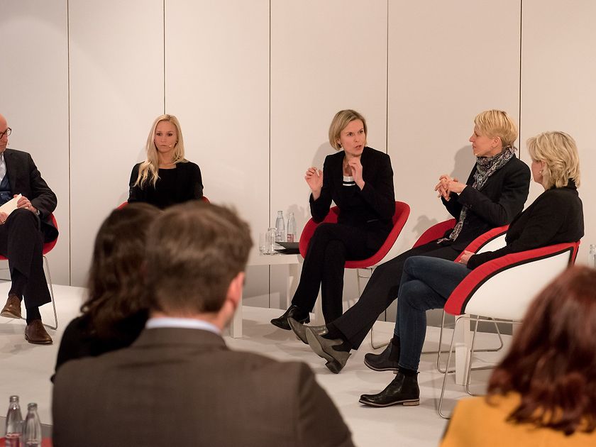 Personalvorstand Kathrin Menges (Mitte) lud drei Vertreterinnen der DFB Frauen-Nationalmannschaft ein