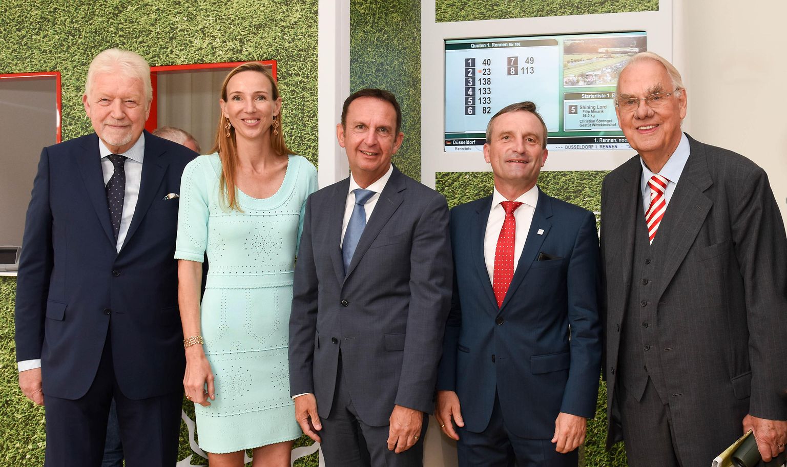 Henkel-Renntag 2016: Peter Endres, Präsident des Düsseldorfer Reiter- und Rennvereins, Dr. Simone Bagel-Trah, Vorsitzende des Aufsichtsrats und des Gesellschafterausschusses von Henkel, Hans Van Bylen, Vorsitzender des Vorstands von Henkel, Thomas Geisel, Oberbürgermeister der Stadt Düsseldorf und Albrecht Woeste, Ehrenvorsitzender der Henkel-Gruppe (von links)
