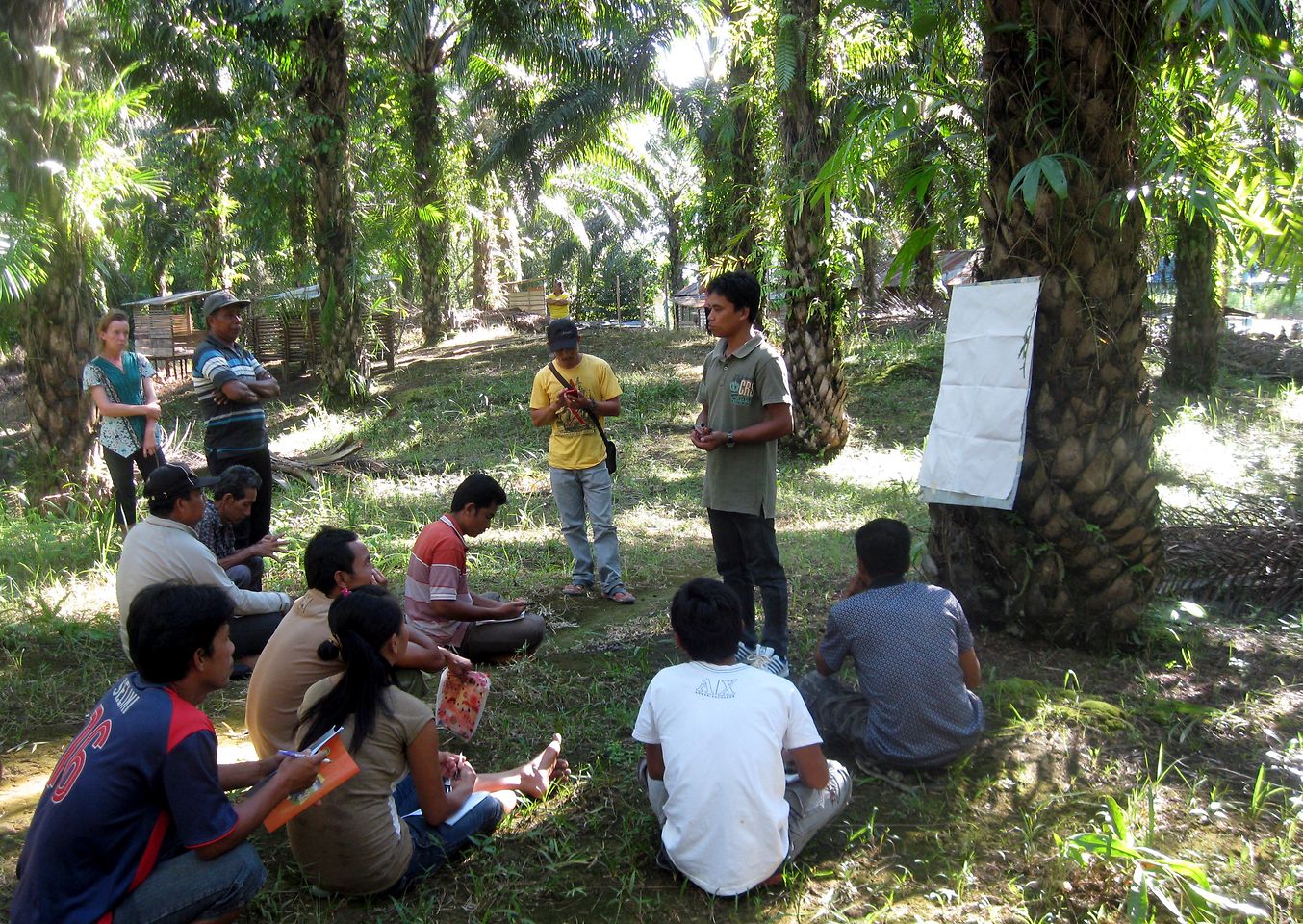 Eine Trainer mit seiner Gruppe in West Kalimantan