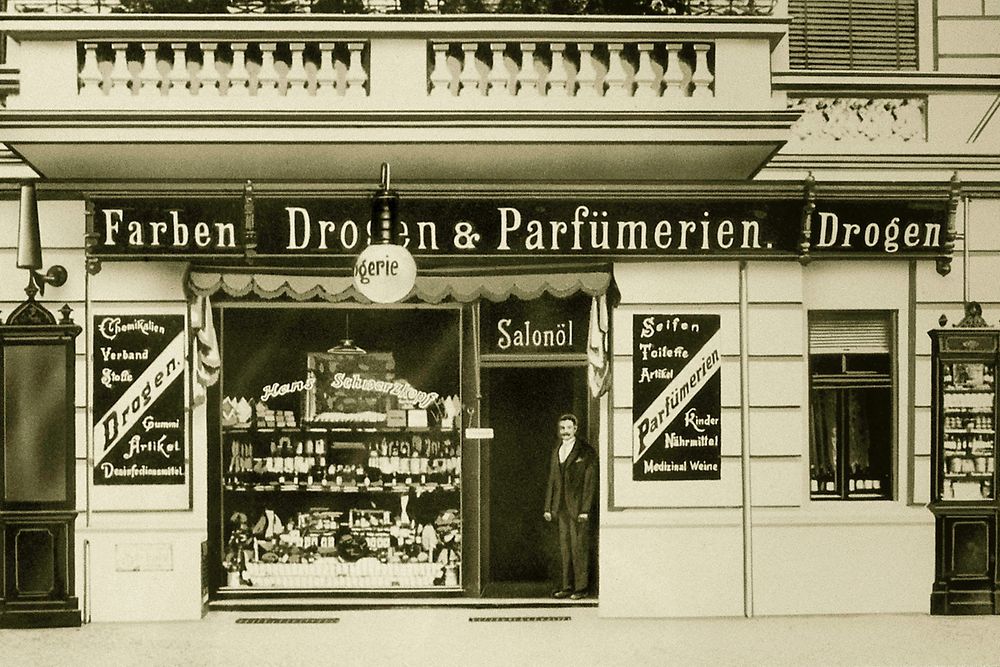 1898: Hans Schwarzkopf übernimmt eine Drogerie in Berlin