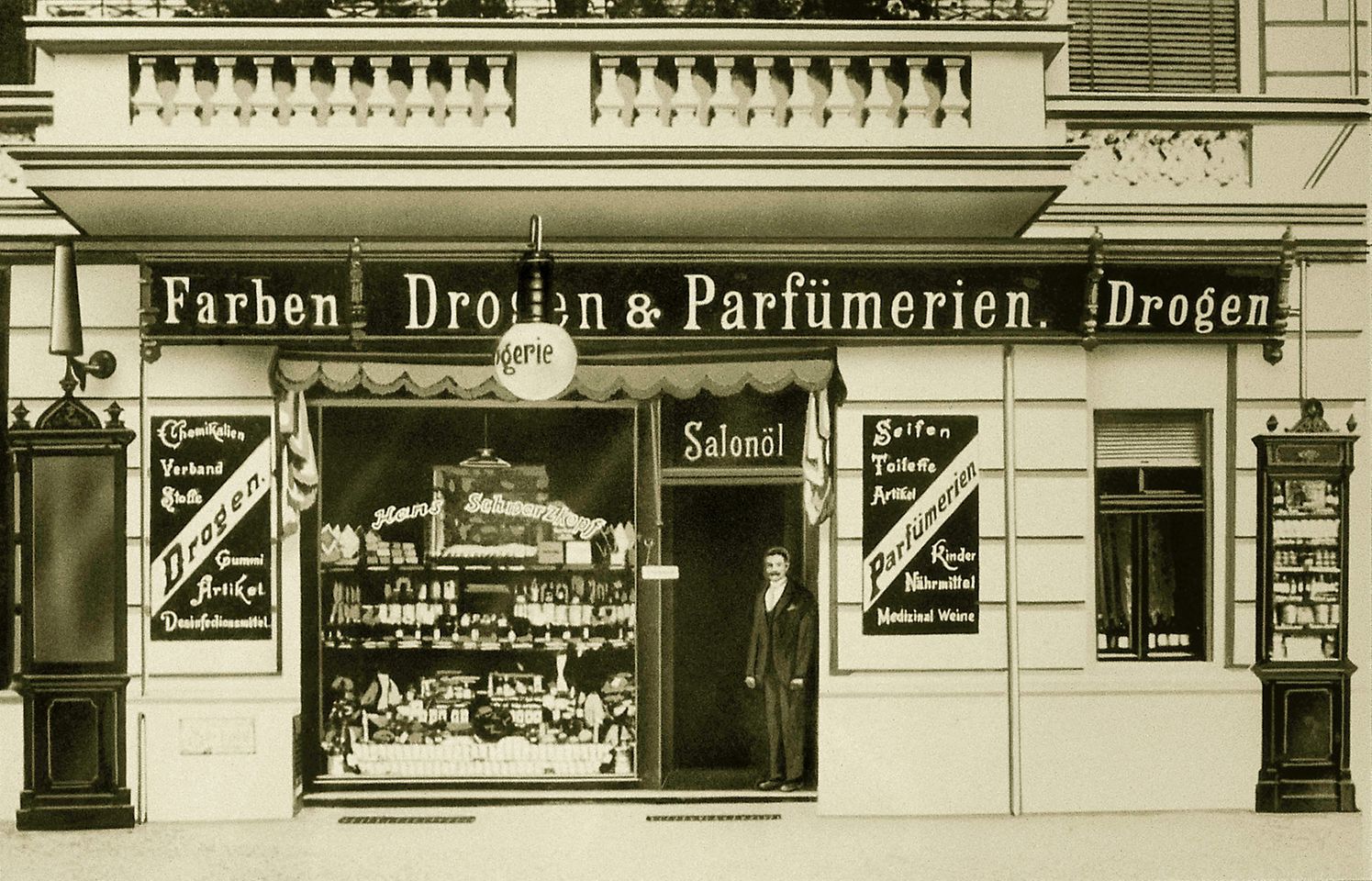 1898: Hans Schwarzkopf übernimmt eine Drogerie in Berlin