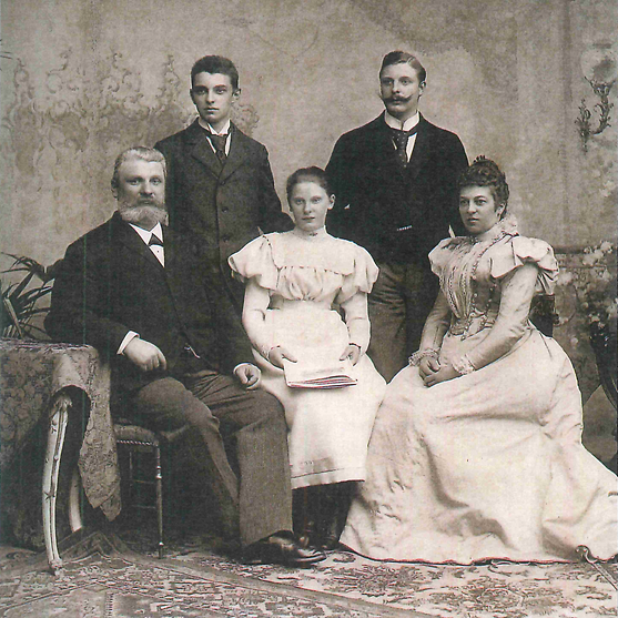 1901: Fritz Henkel mit seiner Frau Elisabeth und den drei Kindern Fritz junior (rechts stehend), Hugo und Emmy