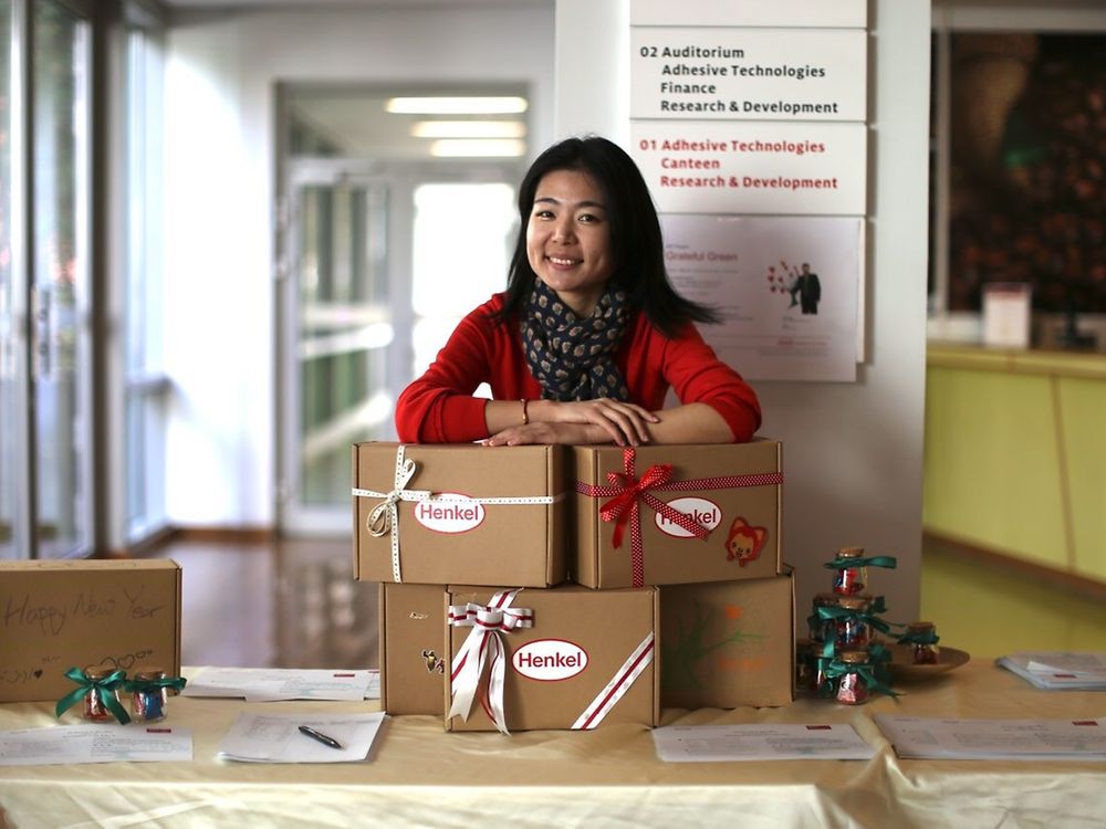 Lucy Zhang, eine Mitbegründerin von Grateful Green, mit gepackten "Boxen der Liebe", die zum chinesischen Neujahrsfest an bedürftige Kinder in ganz China verschickt werden.
