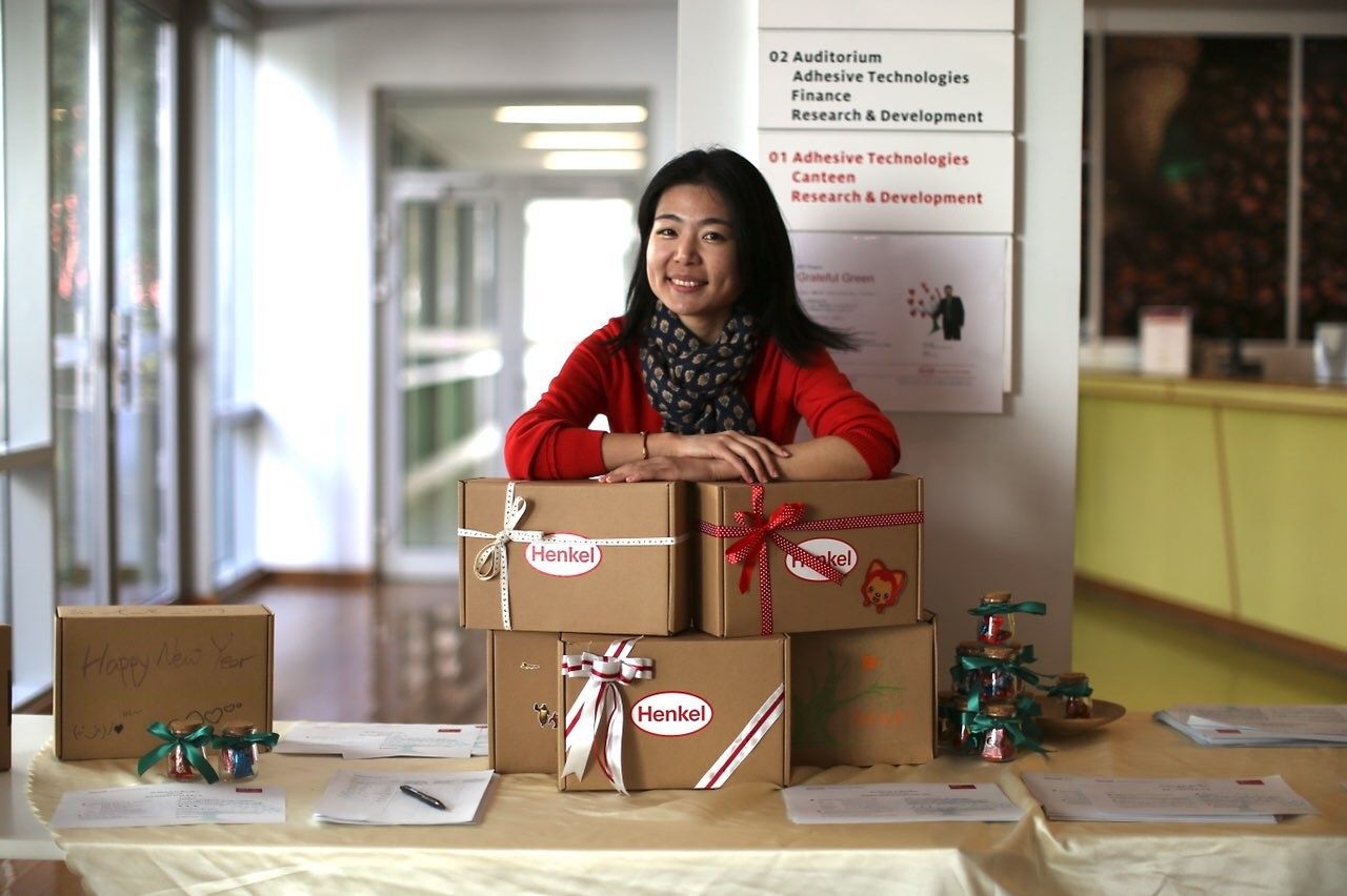 Lucy Zhang, eine Mitbegründerin von Grateful Green, mit gepackten "Boxen der Liebe", die zum chinesischen Neujahrsfest an bedürftige Kinder in ganz China verschickt werden.