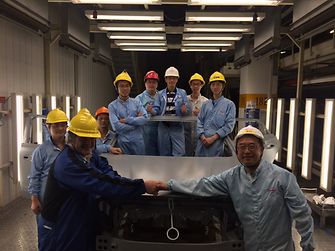 Henkel-Team mit erster behandelter Karosserie nach Umrüstung der Industriebrache