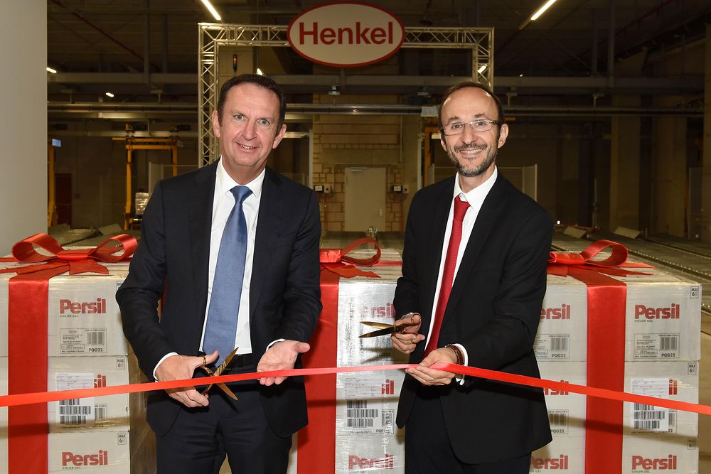 Henkel-Vorstandsvorsitzender Hans Van Bylen und Bruno Piacenza, Vorstand für den Unternehmensbereich Laundry & Home Care, bei der Eröffnung (von links)