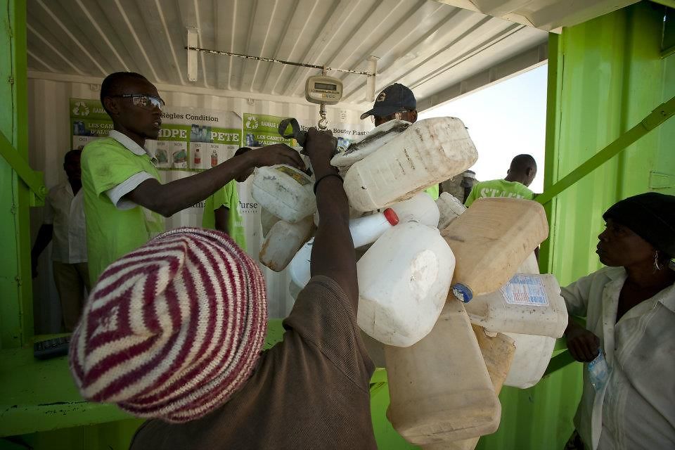 Plastic Bank schafft vielfältige Chancen: Menschen, die in Armut leben, können Plastik in ihrer lokalen Umgebung sammeln und zu einem Plastik-Sammelcenter bringen.
