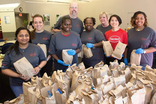 Henkel-Mitarbeiter aus Bridgewater, USA, packten in Kooperation mit der Organisation „SHIP“ Mittagessen in Papiertüten und lieferten sie an Bedürftige aus
