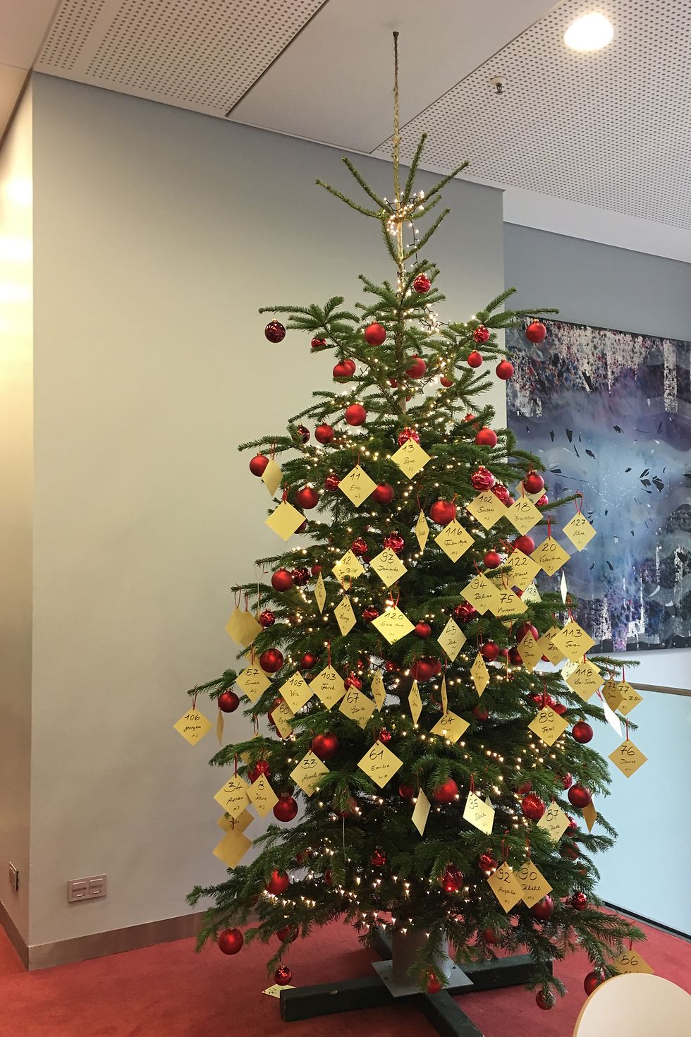 
Die Weihnachtsbäume inklusive Wunschzettel findet man in den Mitarbeiterkantinen am Henkel-Firmensitz in Düsseldorf.