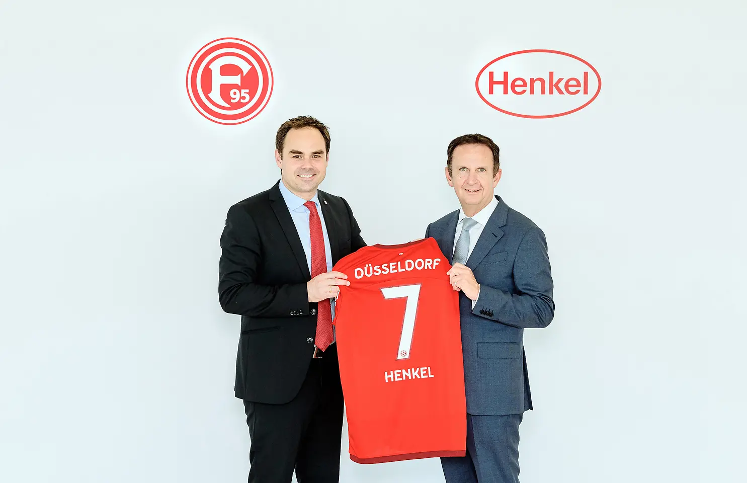 
Fortuna-Vorstandsvorsitzender Robert Schäfer und Henkel-Vorstandsvorsitzender Hans Van Bylen mit dem neuen Fortuna-Trikot, das Anfang Juli der Öffentlichkeit offiziell vorgestellt wird.