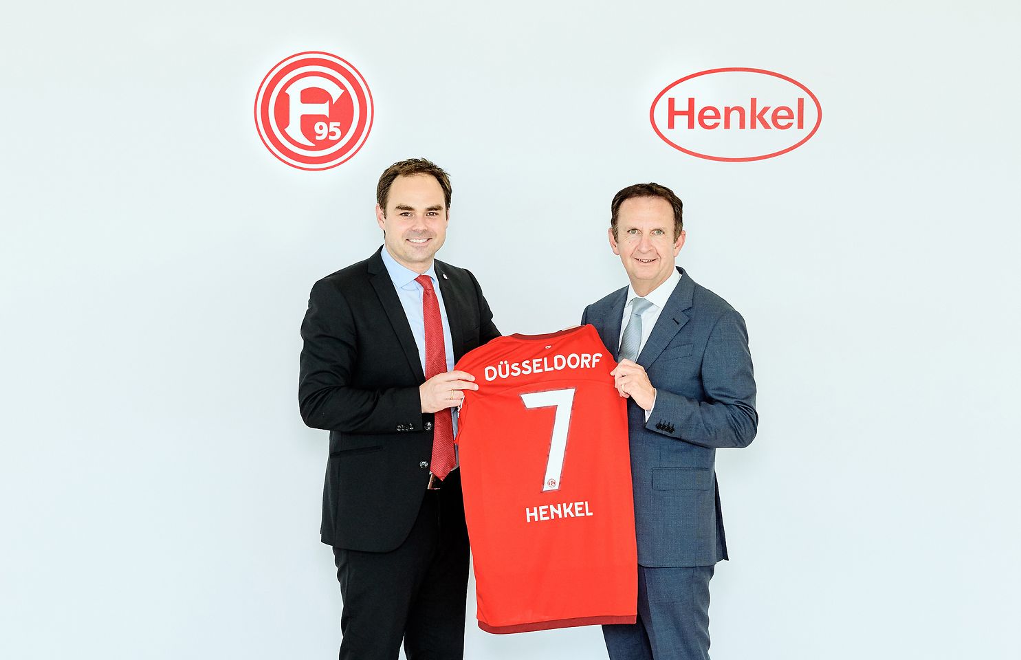 
Fortuna-Vorstandsvorsitzender Robert Schäfer und Henkel-Vorstandsvorsitzender Hans Van Bylen mit dem neuen Fortuna-Trikot, das Anfang Juli der Öffentlichkeit offiziell vorgestellt wird.