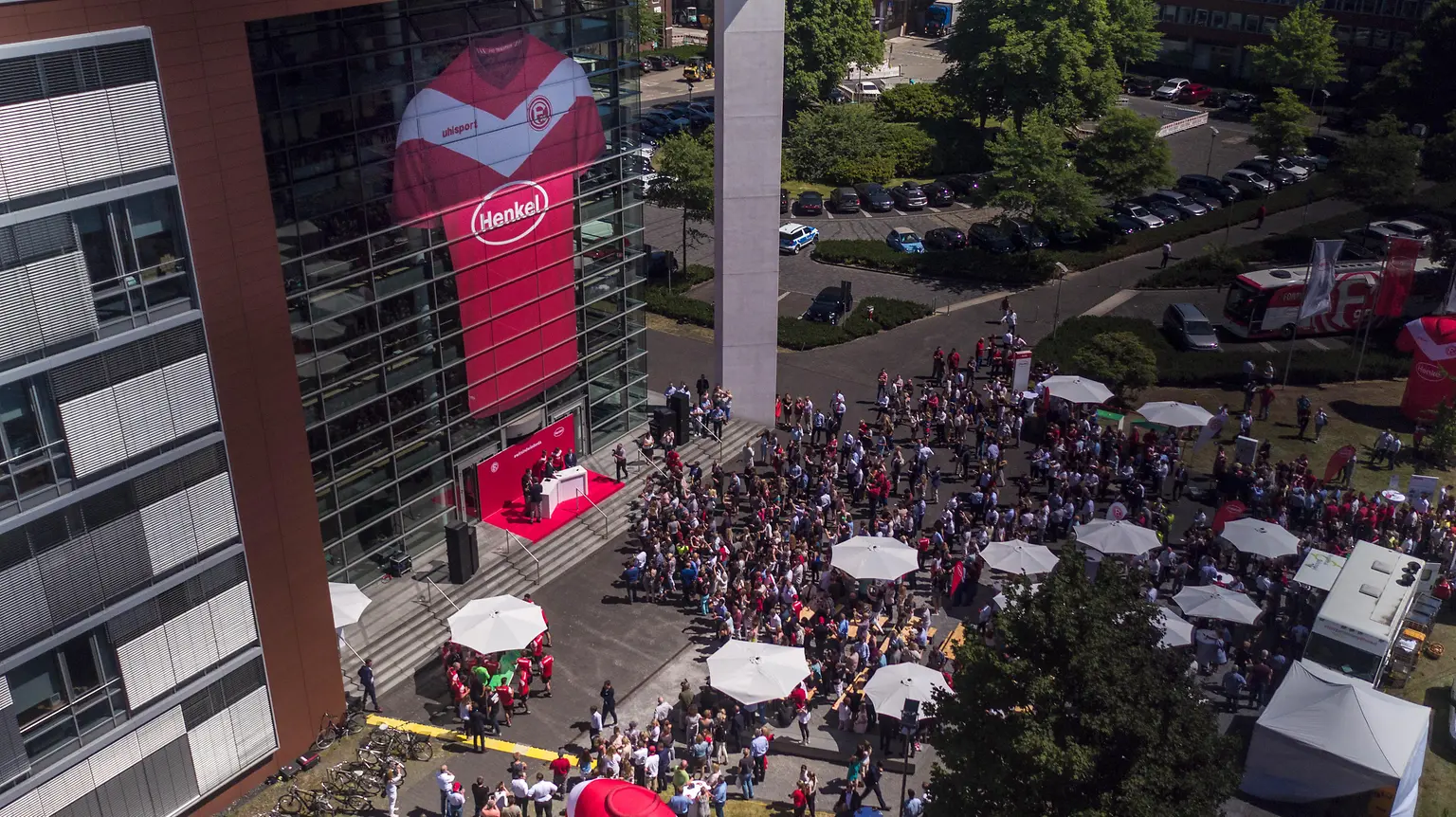 
Unter den rund 5.500 Henkel-Mitarbeitern in Düsseldorf sind auch viele Fortuna-Fans – entsprechend groß war der Andrang beim Besuch der Mannschaft auf dem Werksgelände.
