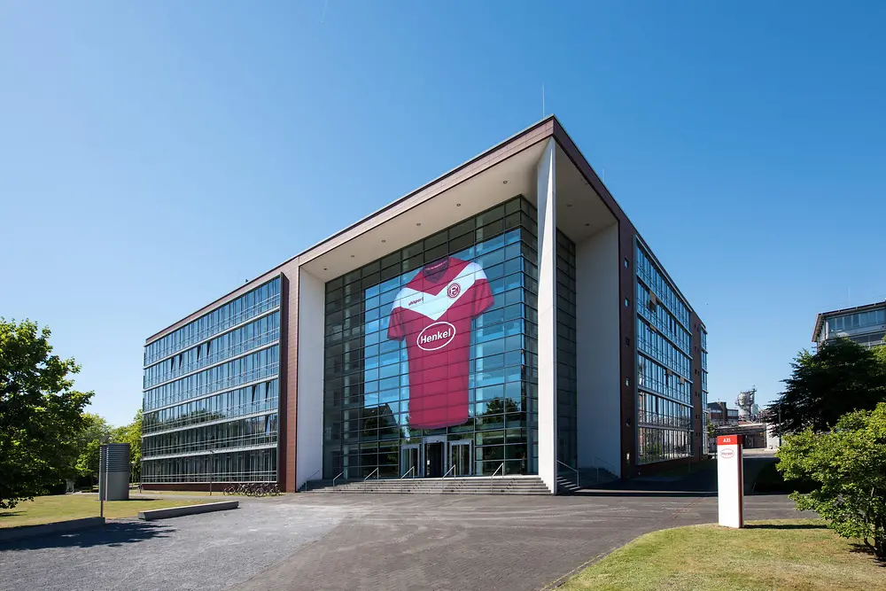 
Zur Vorstellung des neuen Fortuna-Trikot bei Henkel wurde ein riesiges Trikot mit einer Größe von rund 150 m² an der Fassade des Haupt-Verwaltungsgebäudes angebracht.