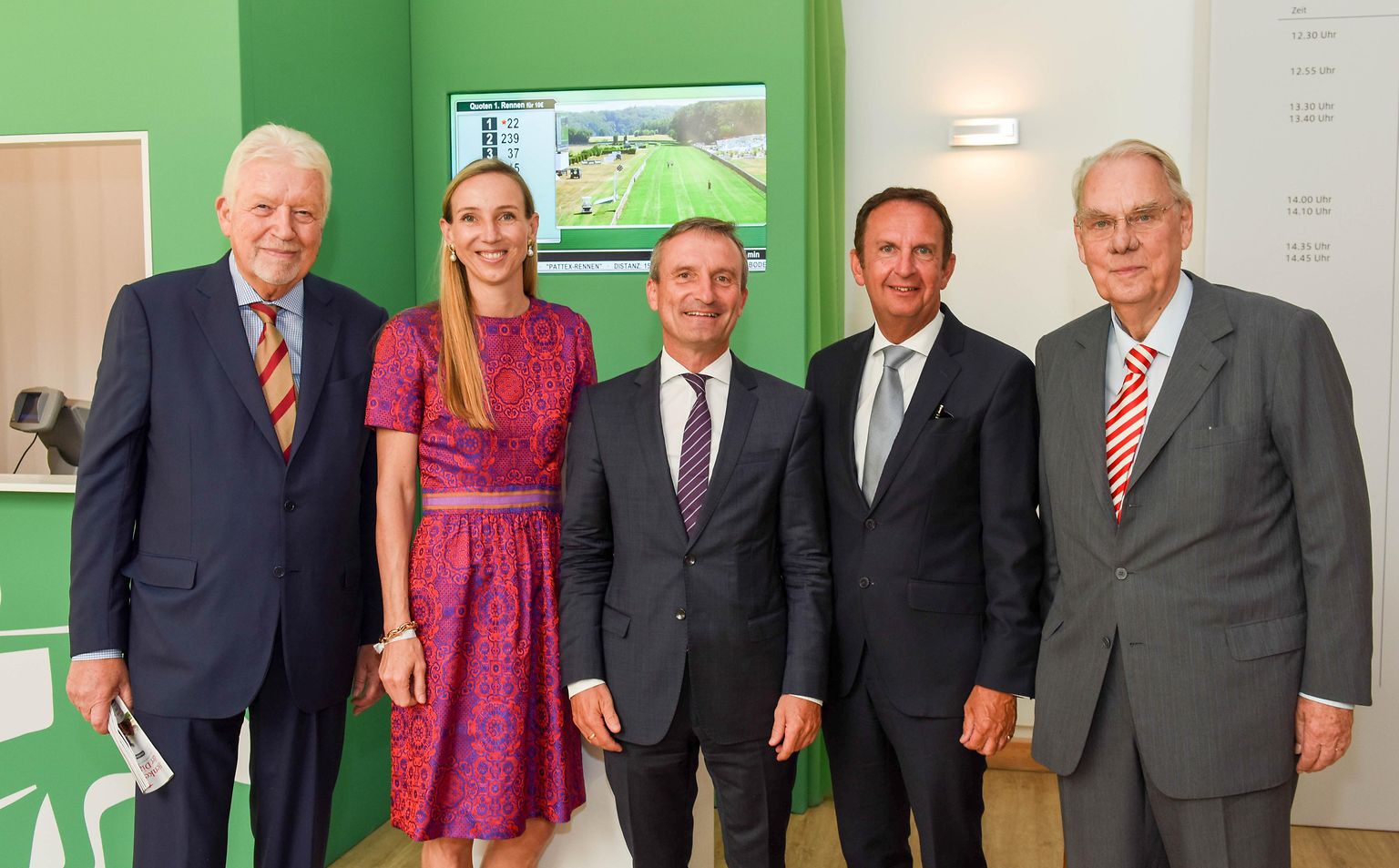 Peter M. Endres, Präsident des Düsseldorfer Reiter- und Rennvereins, Dr. Simone Bagel-Trah, Vorsitzende des Aufsichtsrats und des Gesellschafterausschusses von Henkel, Thomas Geisel, Oberbürgermeister der Stadt Düsseldorf, Hans Van Bylen, Vorstandsvorsitzender von Henkel, und Dipl.-Ing- Albrecht Woeste, Ehrenvorsitzender der Henkel-Gruppe (von links)