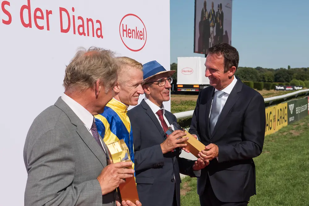 Hans Van Bylen überreicht den Henkel-Preis der Diana an den erfolgreichen Trainer Jean-Pierre Carvalho.