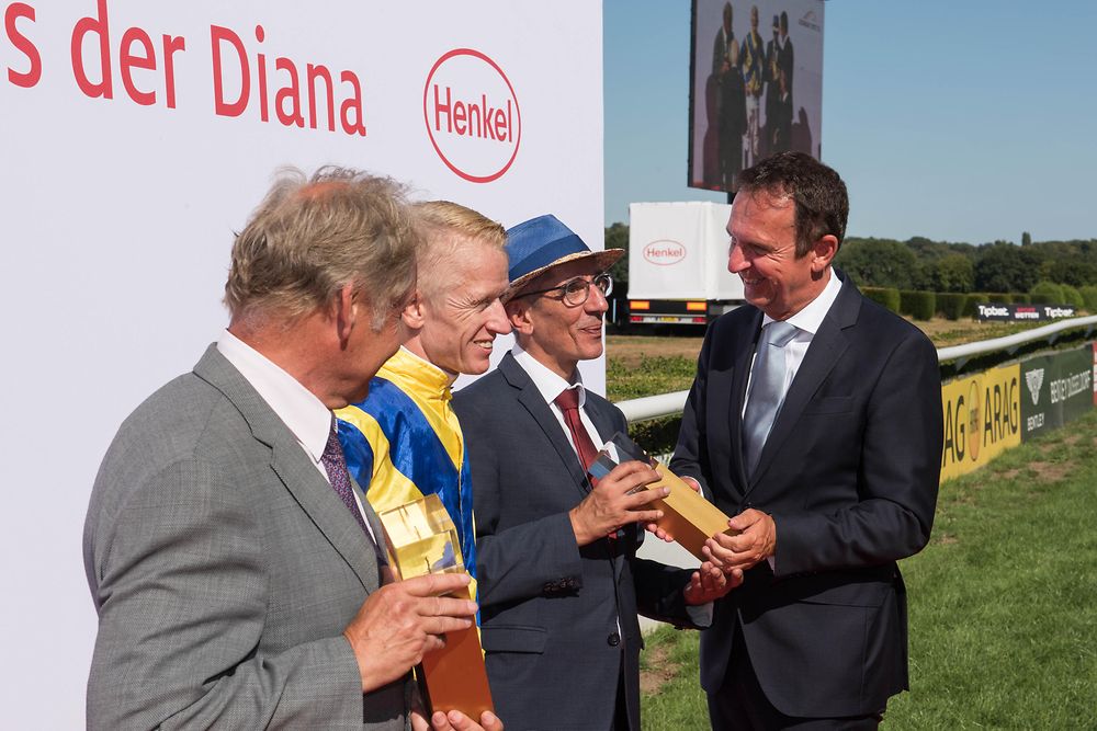 Hans Van Bylen überreicht den Henkel-Preis der Diana an den erfolgreichen Trainer Jean-Pierre Carvalho.