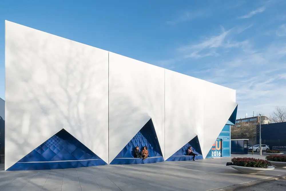Mobiles Konferenzgebäude in Amsterdam: Die blaue Fassade wurde im 3D-Druck erstellt.