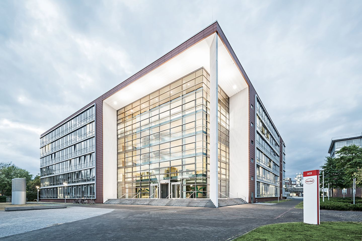 Heute befindet sich das neue moderne Verwaltungsgebäude auf dem geschlossenen Werksgelände.