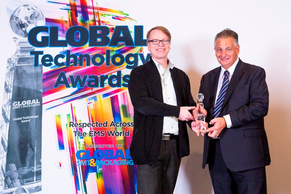Dr. Marc Currie (rechts) nimmt den Global Technology Award für ein neues, innovatives TIM-Material im Namen von Henkel entgegen 