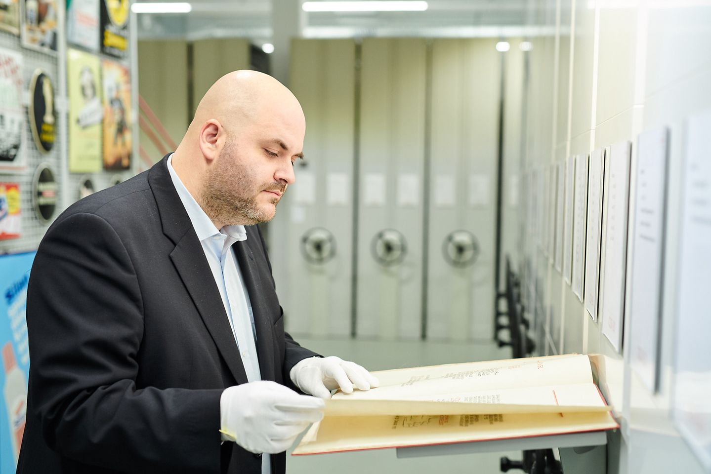 Henkels Geschichte auf der Spur: Archivar Benjamin Obermüller blättert durch ein altes Schriftdokument. 