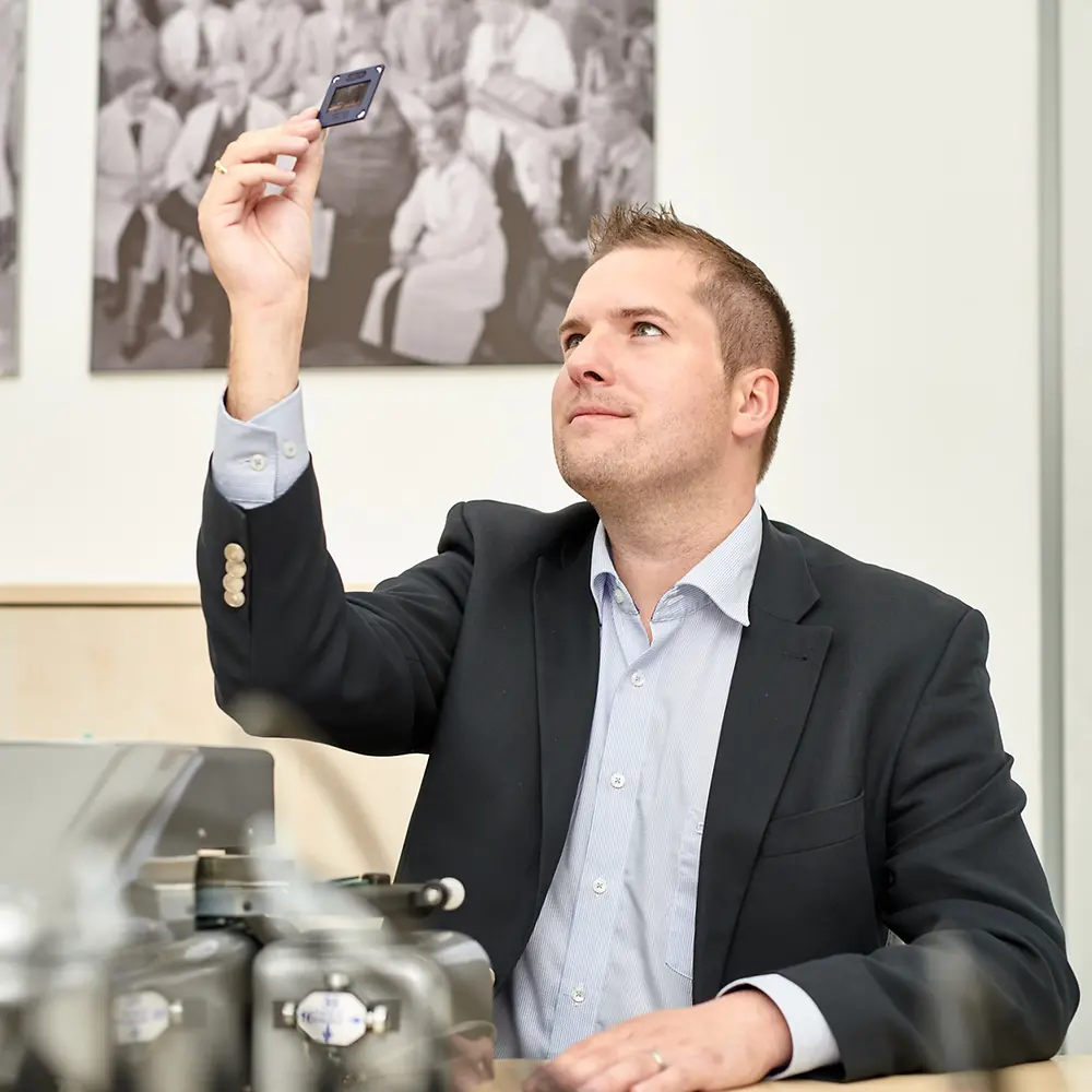 Archivar Thomas Seidel kann im Medienraum viele Medienformate digitalisieren.