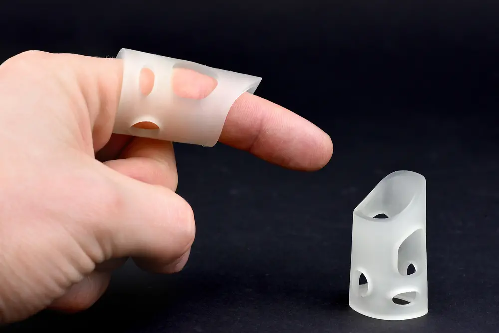 Eine mit Henkel Silikon in der Origin Materialplattform 3D gedruckte Fingerschiene