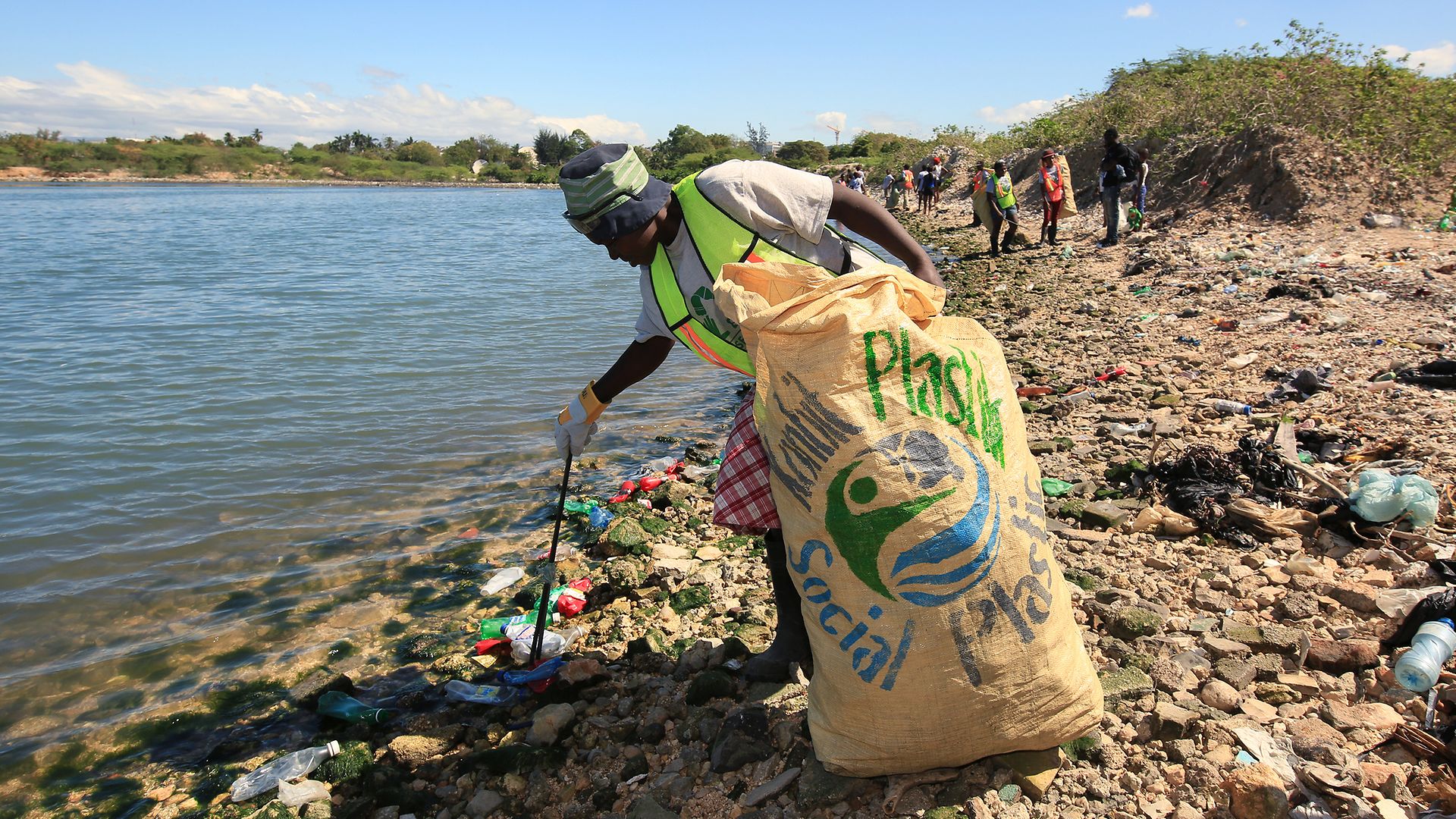 Gemeinsam mit dem Sozialunternehmen Plastic Bank hat Henkel sich zum Ziel gesetzt, die Menge an Plastikmüll in den Ozeanen zu bekämpfen und gleichzeitig Chancen für Menschen in Armut zu schaffen