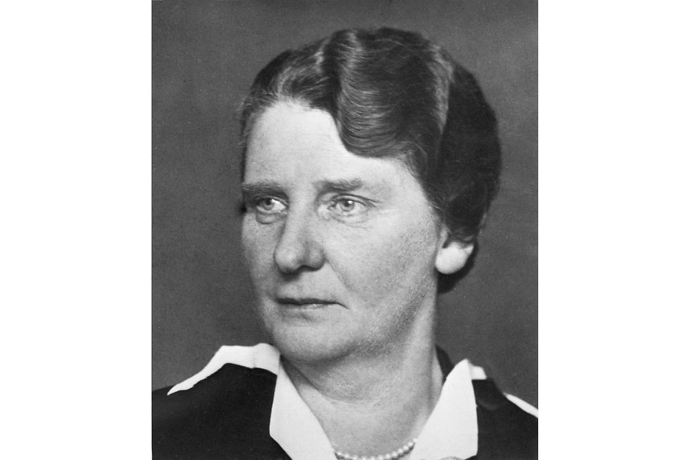 
Während des Ersten Weltkriegs leitete sie das „Vereinslazarett der Familie Henkel“, das auf dem Werksgelände in Düsseldorf-Holthausen zur Versorgung von verwundeten Soldaten eingerichtet worden war. 1941 starb Emmy Lüps im Alter von 57 Jahren.