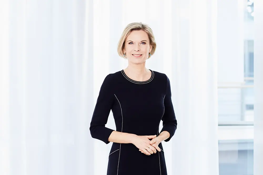 
2011: Kathrin Menges wird in den Vorstand der Henkel AG & Co. KGaA berufen und ist für den Unternehmensbereich Personal zuständig – in einer Zeit, in der weniger als zehn Prozent der Vorstandsmitglieder eines DAX 30-Unternehmens Frauen sind. Kathrin Menges ist seit 1999 bei Henkel tätig.