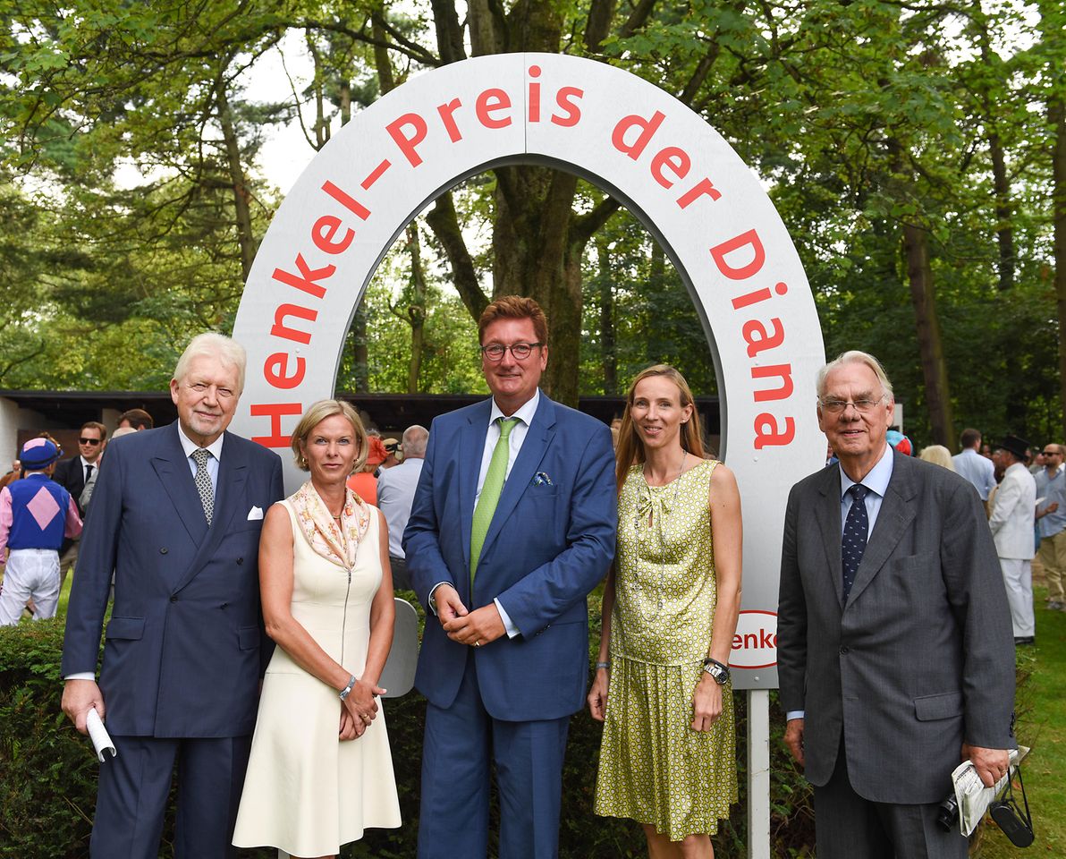 Peter Endres, Kathrin Menges, Dirk Elbers, Dr. Simone Bagel-Trah, und Albrecht Woeste (v.l.) im Führring beim Henkel-Renntag 2014.