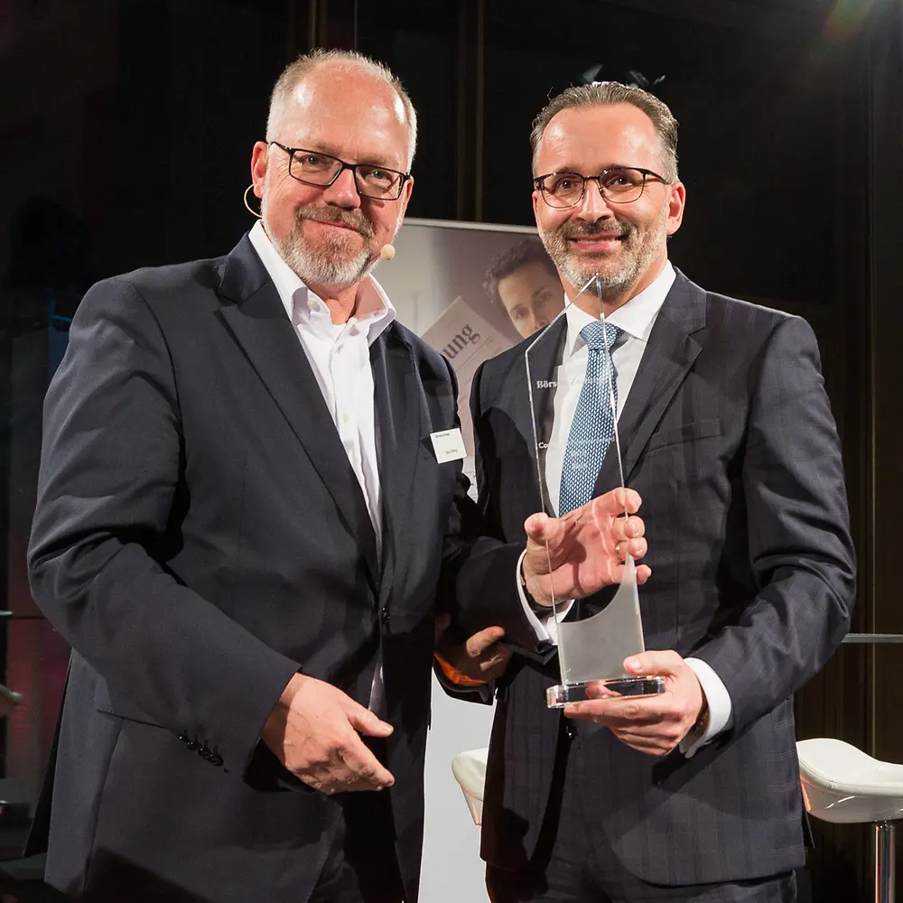 Henkel-CFO Carsten Knobel nimmt den Corporate Finance Award der Börsen-Zeitung für den Green Loan entgegen