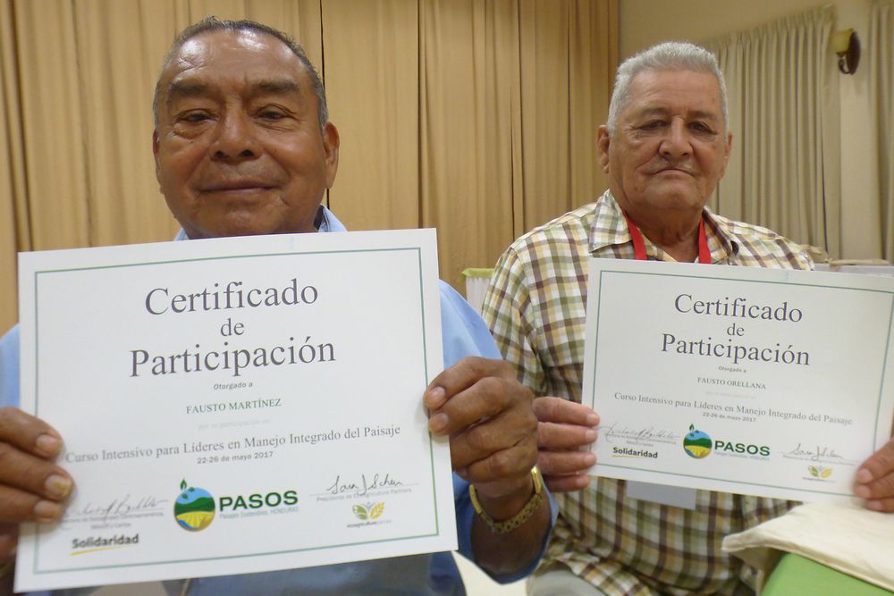 Für ihr Engagement für einen nachhaltigen Anbau von Palm(kern)öl erhielten Fausto und seine Kolleg:innen Zertifikate von Solidaridad. 