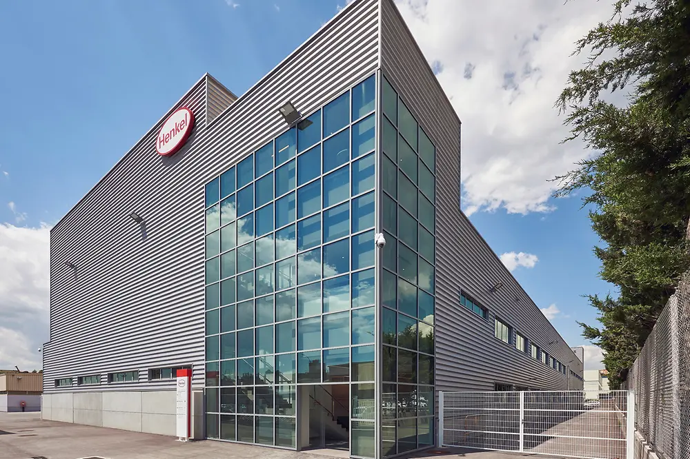 Henkel hat seine neue Fertigungsanlage für Hochleistungslösungen in der Luftfahrtindustrie an seinem Standort in Montornès del Vallès, Spanien, eröffnet