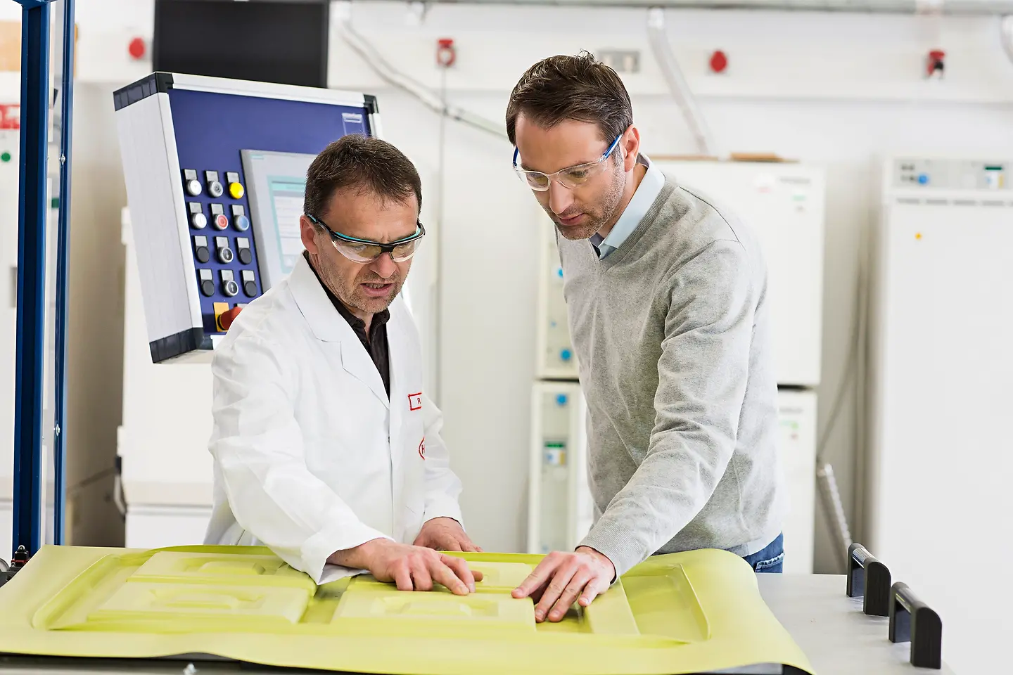  Henkel Connect wird derzeit in einem Pilotprojekt für 3D-Thermoforming getestet. Ein Sensor-Kit überwacht verschiedene Variablen wie Druck, Temperatur und Luftfeuchtigkeit