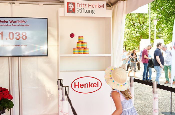 Am Henkel-Renntag konnten die Besucher – ob groß oder klein – beim Dosenwerfen zur Spendenaktion für zwei soziale Projekte in Düsseldorf teilnehmen. 