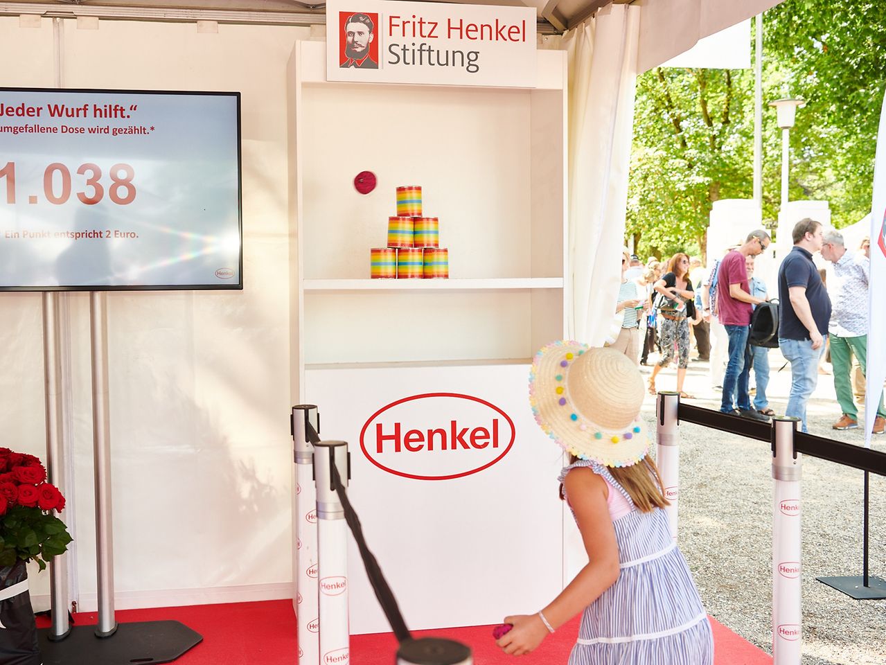Am Henkel-Renntag konnten die Besucher – ob groß oder klein – beim Dosenwerfen zur Spendenaktion für zwei soziale Projekte in Düsseldorf teilnehmen. 
