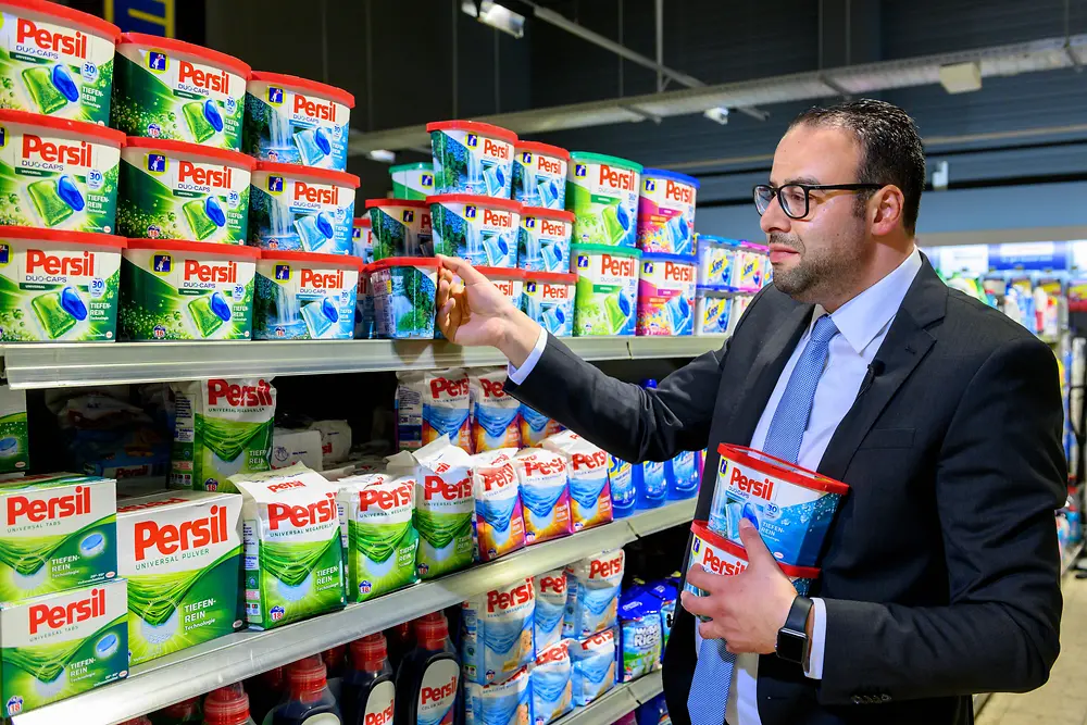 Mahmoud Zagdene richtet das Verkaufsregal.