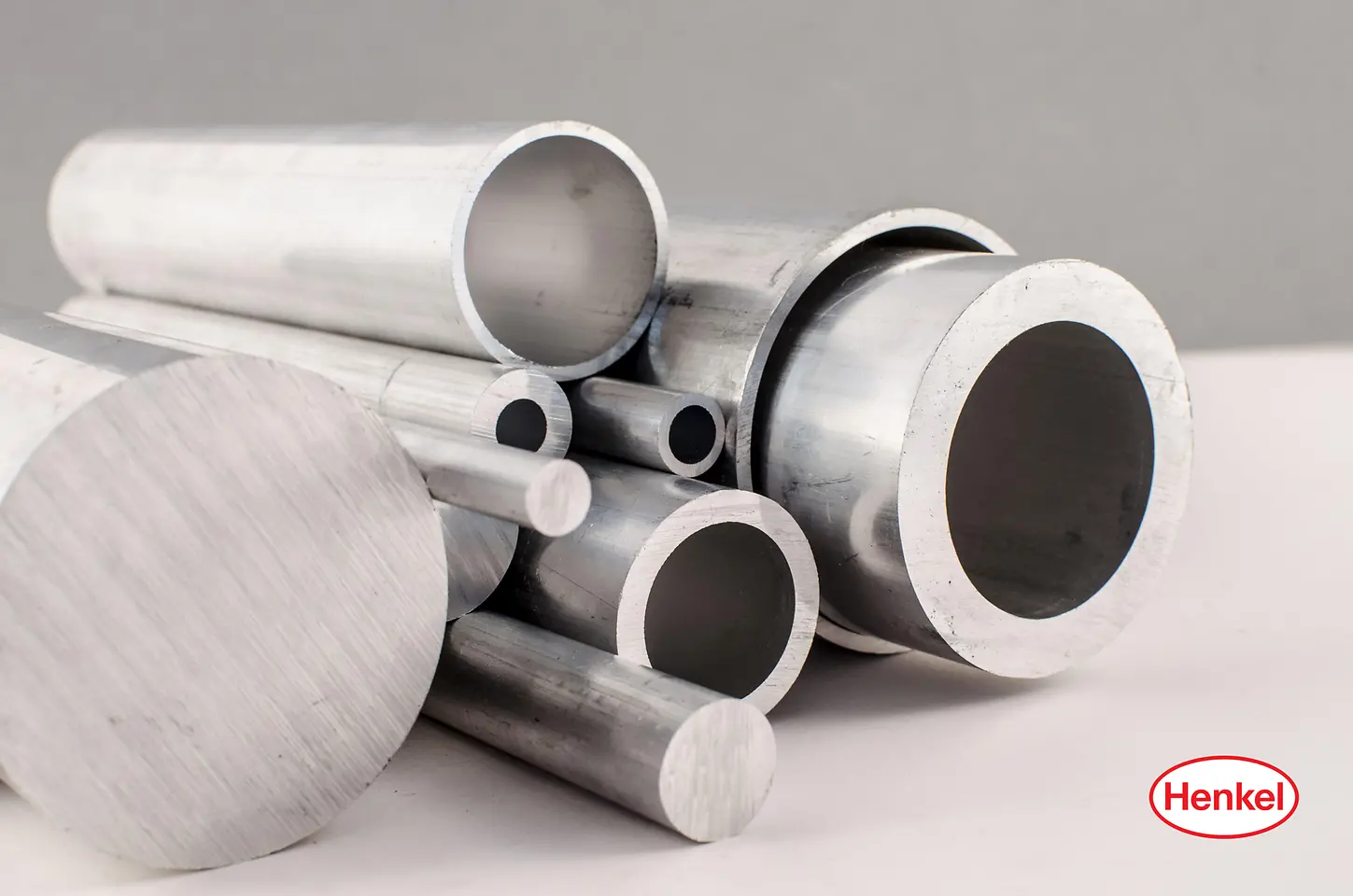 Henkel-Verfahren helfen Aluminiumverarbeitern Kosten zu sparen und Oberflächen zunehmend nachhaltiger vorzubehandeln. 