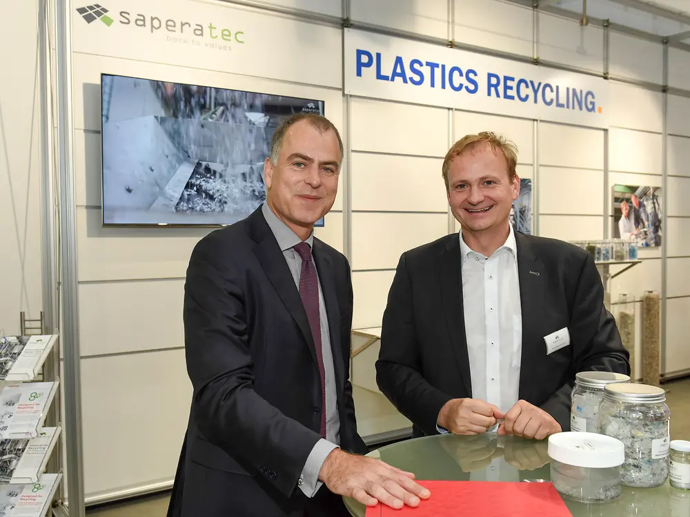 Jan-Dirk Auris, Executive Vice President Adhesive Technologies, traf Saperatec GmbH Gründer und Geschäftsführer Dr. Sebastian Kernbaum im Rahmen der Messe K 2019 in Düsseldorf.