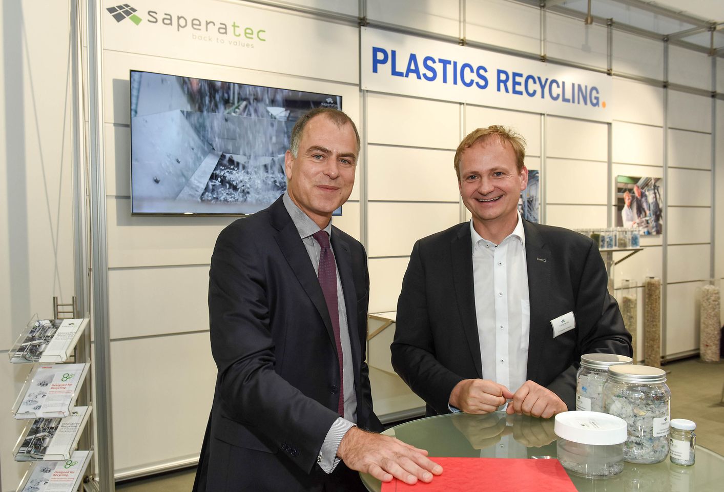 Jan-Dirk Auris, Executive Vice President Adhesive Technologies, traf Saperatec GmbH Gründer und Geschäftsführer Dr. Sebastian Kernbaum im Rahmen der Messe K 2019 in Düsseldorf.