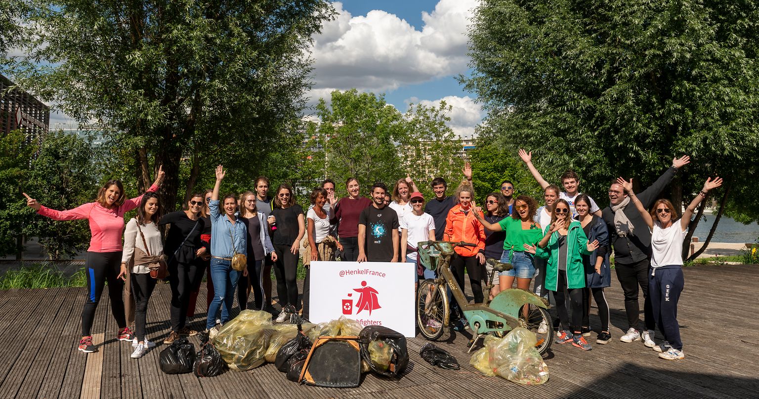 Henkel-Mitarbeiter in Frankreich nehmen an den „Trashfighter“-Aktionen teil, um Plastikabfall zu sammeln und auf Umweltverschmutzung aufmerksam zu machen. 