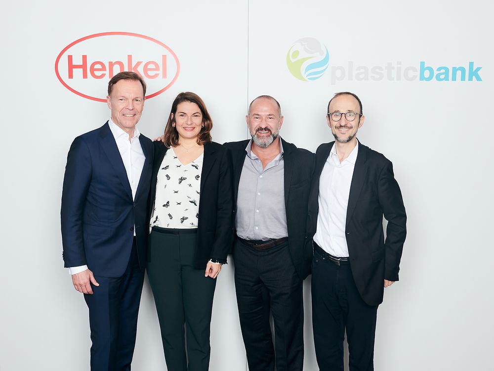 Nächster Schritt in der Partnerschaft von Henkel mit Plastic Bank (von links): Jens-Martin Schwärzler (Henkel), Sylvie Nicol (Henkel), David Katz (Plastic Bank), und Bruno Piacenza (Henkel)