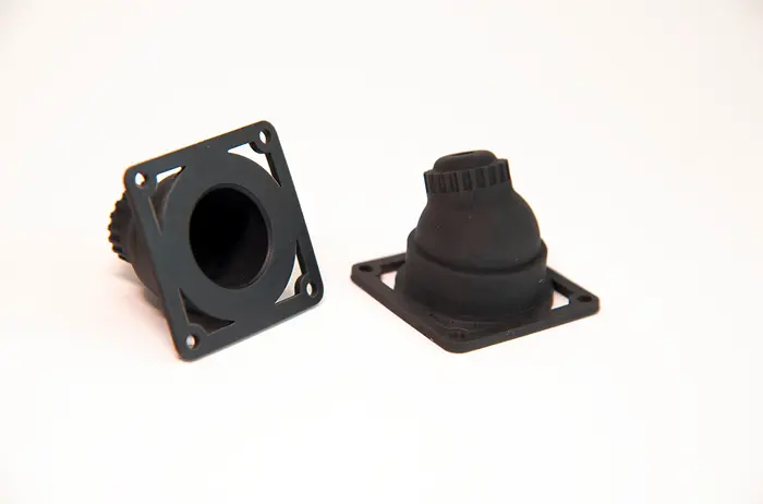 Henkels neuartiges Photopolymer ermöglicht den 3D-Druck von Anwendungen mit hohen Standards für den Feuerschutz wie Luftdruckdüsen für Flugzeugkabinen. 