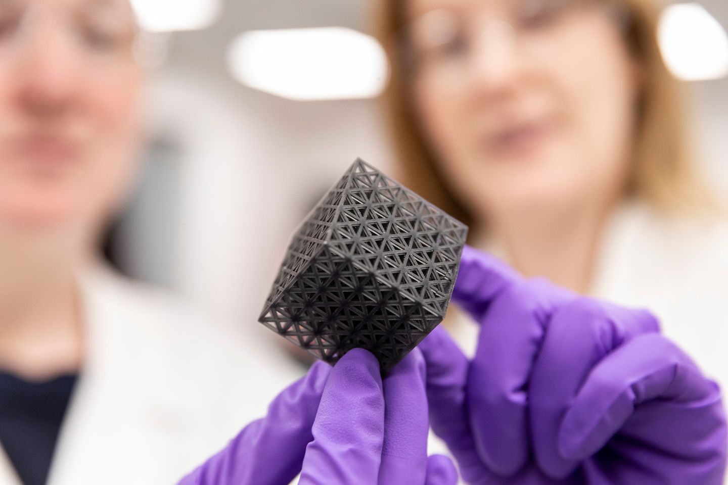 Henkel und Rapid Shape arbeiten für neue Lösungen im 3D-Druck mit Fokus auf die Massenfertigung von funktionalen Bauteilen zusammen.
